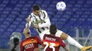 Striker Juventus, Cristiano Ronaldo, menyundul bola saat melawan AS Roma pada laga Serie A di Stadion Olimpico, Senin (28/9/2020). Kedua tim bermain imbang 2-2. (AP Photo/Gregorio Borgia)