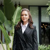 Mengenakan kemeja putih polos berbalut blazer hitam bercorak huruf F rilisan rumah mode Fendi, Maia Estianty tampil anggun dalam sejumlah koleksi foto yang diunggah di akun Instagram terverifikasinya, Kamis (21/7/2022). Menyertai unggahan ini, Nyonya Irwan Mussry membahas soal alpha female dan pencarian jodoh. Baginya, tak ada yang salah dengan menjadi alpha female. Luna Maya pun berkomentar. (Foto: Dok. Instagram @maiaestiantyreal)