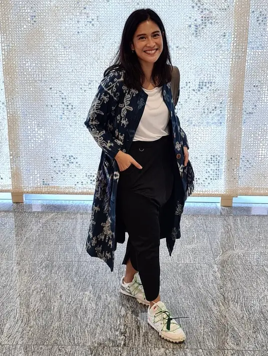 Opsi lain untuk penampilan profesional, bisa pilih long outer batik dan padukan dengan long pants hitam. [@therealdisastr]