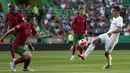 Pemain Portugal Raphael Guerreiro (kiri) berebut bola dengan pemain Republik Ceko Ondrej Lingr pada pertandingan sepak bola UEFA Nations League di Stadion Jose Alvalade, Lisbon, Portugal, 9 Juni 2022. Portugal menang 2-0. (AP Photo/Armando Franca)
