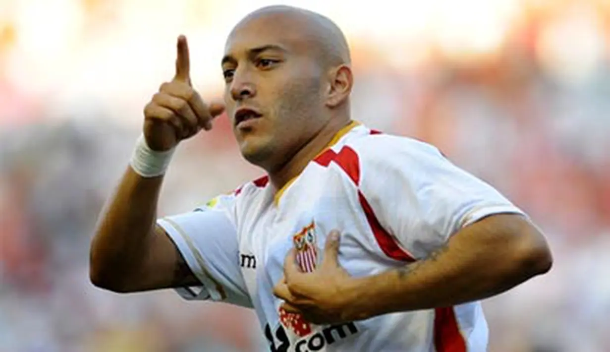 Sevilla's Ernesto Chevanton celebrates after scoring against Athletic de Bilbao during a Spanish league football match at the Sanchez Pizjuan stadium in Sevilla on October 5, 2008. AFP PHOTO/ CRISTINA QUICLER