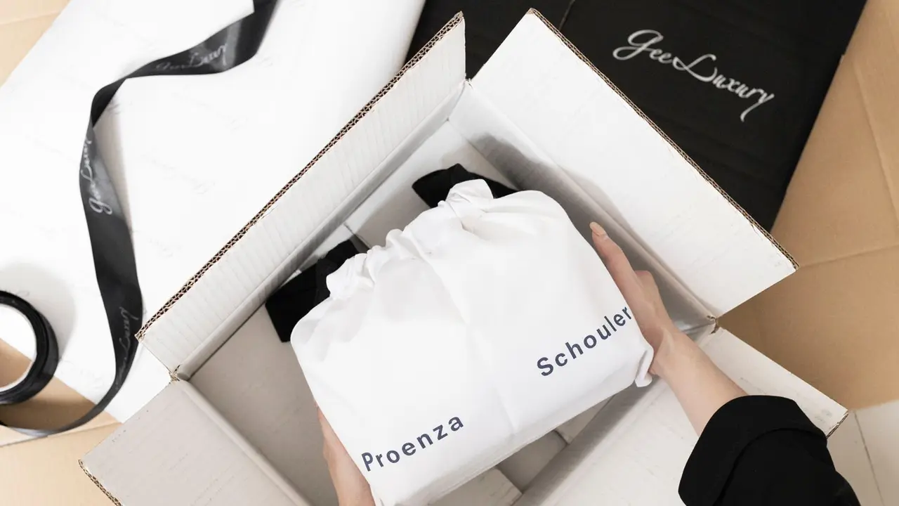Diary Fimela: Mencari Pendapatan Ekstra Selama Pandemi dari Jajaran Produk Fashion Luxury