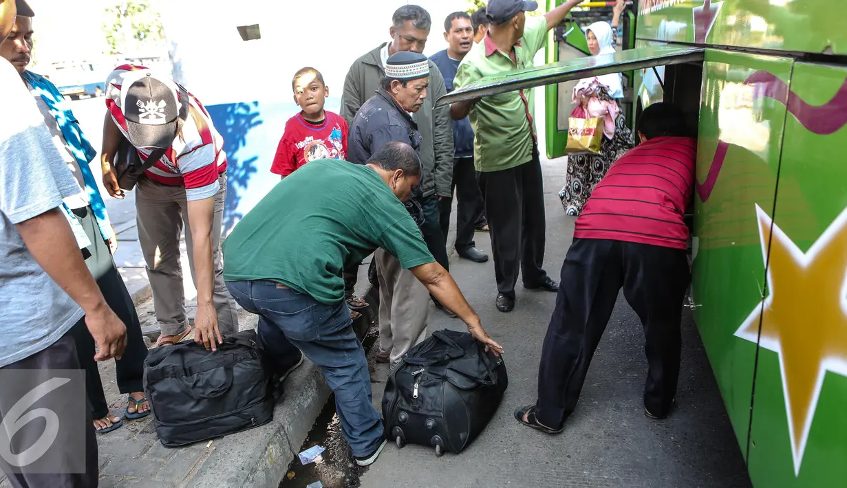 Sejumlah penumpang mengambil barang bawaannya saat turun dari bus di Terminal Pulo Gadung, Jakarta, Selasa (22/7/2015). Arus balik di Terminal Pulogadung hingga H+4 Lebaran mengalami peningkatan dibanding tahun lalu. (Liputan6.com/Faizal Fanani)