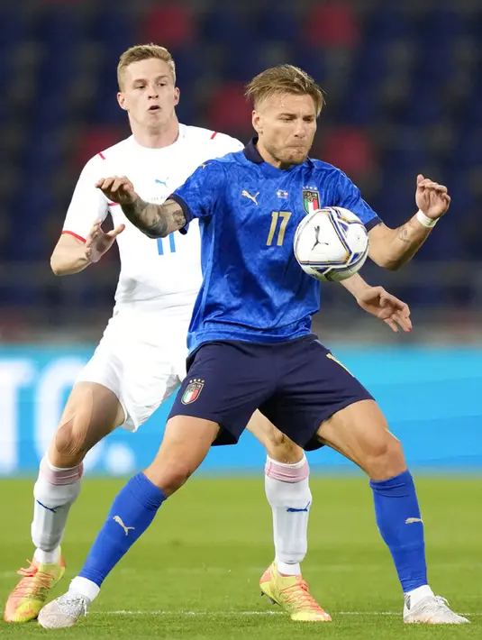 Pemain Italia Ciro Immobile (kanan) berbut bola dengan pemain Republik Ceko David Zima pada pertandingan persahabatan internasional di Bologna, Italia, Jumat (4/6/2021). Italia menang 4-0. (AP Photo/Antonio Calanni)