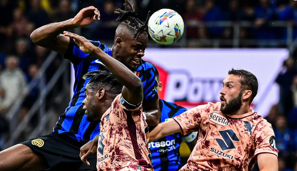 Ketinggalan 1-3, Il Toro bermain lebih agresif dan terus melancarkan serangan ke pertahanan Inter Milan. (Piero CRUCIATTI/AFP)