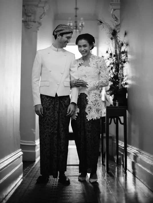 Sampai akhirnya keduanya mengumumkan pernikahan mereka. Baik Adinia dan Wahr tampil serasi mengenakan busana adat Jawa. [Foto: IG/michaelswahr].