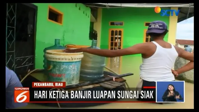 Hari ketiga banjir di Pekanbaru, Riau, warga Perumahan Witayu, Kecamatan Rumbai, masih bertahan di rumah. Meski demikian, mereka mulai kekurangan air bersih.