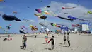 Pengunjung menyaksikan layang-layang terbang selama Festival Layang-layang Internasional ke-31 di Berck, Prancis, (6/4). Festival ini diselenggarakan di Berck-sur-Mer setiap bulan April dan berlangsung selama 10 hari. (AP Photo / Thibault Camus)