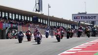 Para pebalap setelah melakukan start pada balapan MotoGP Portugal 2023 di Sirkuit Internasional Algarve, Portimao, Portugal, Minggu (26/3/2023). (AP Photo/Jose Breton)