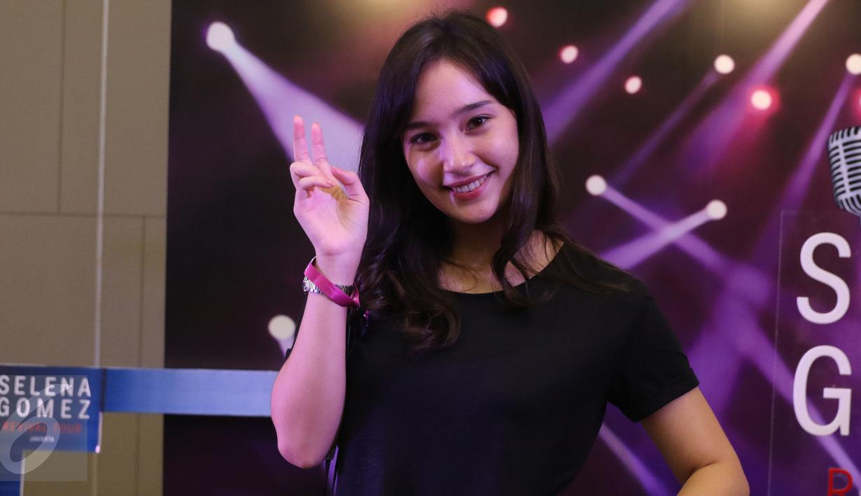 Aktris Tatjana Saphira berpose saat menonton konser pertama penyanyi Selena Gomez di Indonesia yang digelar di Indonesia Convention Exhibition (ICE) BSD, Tangerang Selatan, Sabtu (23/7). (Liputan6.com/Herman Zakharia)