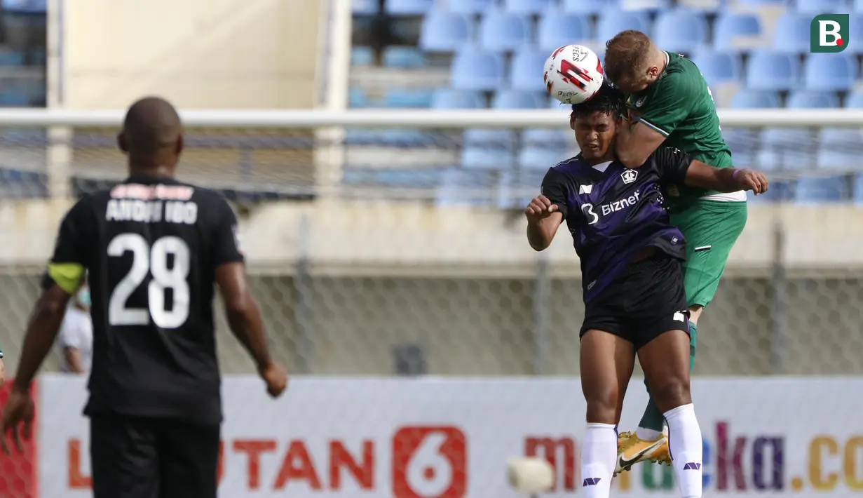 Gelandang PS Sleman, Maslac Mario (kanan) berduel udara dengan pemain Persik Kediri dalam laga matchday ke-3 Grup C Piala Menpora 2021 di Stadion Si Jalak Harupat, Bandung, Kamis (1/4/2021). (Bola.com/Ikhwan Yanuar)