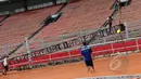 Pekerja terlihat membongkar panggung usai konser One Direction di Stadion Utama Gelora Bung Karno (SUGBK) Jakarta, Kamis (26/3/2015). Selepas konser One Direction, (25/3), lapangan SUGBK dipersiapkan untuk Pra-Piala Asia U-23. (Liputan6.com/Helmi Afandi)