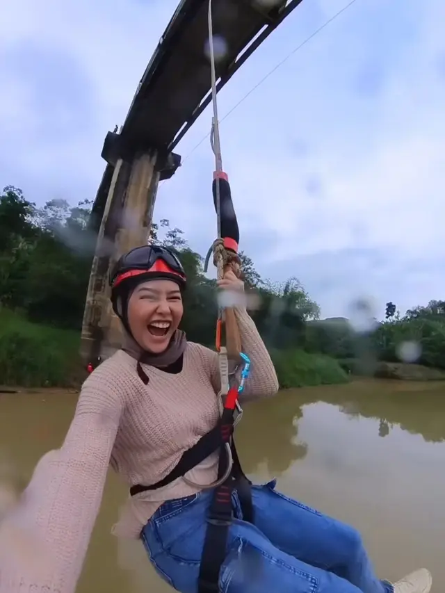 Dara Arafah Jajal Bungee Jumping