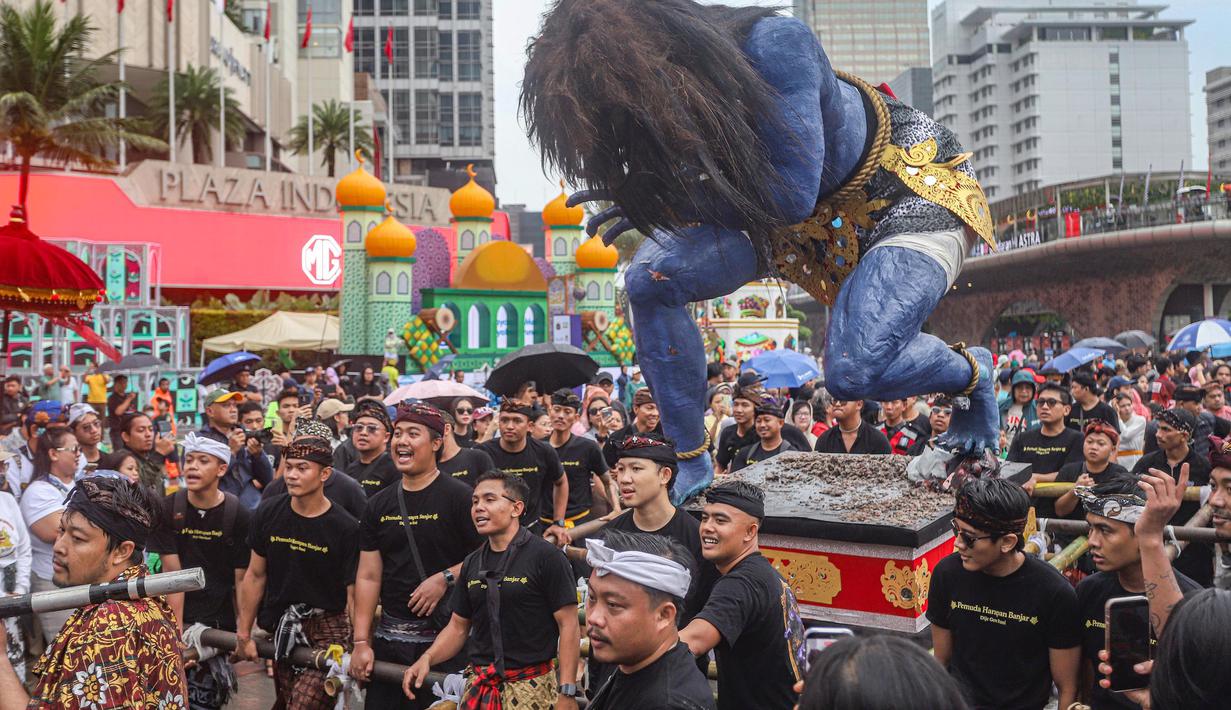 Festival ini merupakan hasil kerja sama Pemprov DKI Jakarta dengan organisasi umat Hindu di Jakarta, yakni Parisada Hindu Dharma Indonesia serta komunitas Hindu Jakarta. Tampak dalam foto, warga mengarak ogoh-ogoh saat pawai budaya di kawasan Bundaran Hotel Indonesia, Jakarta, Minggu (8/3/2026). (merdeka.com/Arie Basuki)