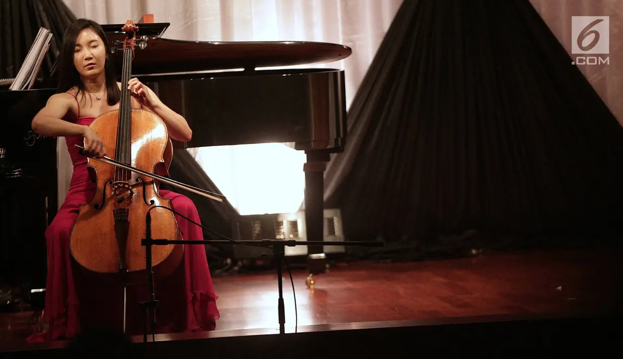 Musisi Celoist Korea Selatan Hee Young Lim saat menggelar konser yang bertajuk Hee Young Lim Cello Indonesia Tour di Jakarta Pusat, Sabtu (9/2). Hee Young Lim membawakan beberapa lagu dari album french cello concertos. (Liputan6.com/Faizal Fanani)