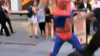 Seorang sosok 'Spider Man' terekam berkelahi dengan seorang pria yang mengucapkan kata-kata tidak sopan di jalan ramai.