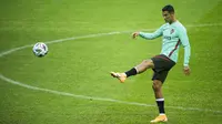 Pemain Portugal, Cristiano Ronaldo, saat menjalani sesi latihan jelang berlaga di UEFA Nations League 2020 di Friends Arena, Swedia, Selasa (8/9/2020). Portugal akan berhadapan dengan Swedia. (AFP/Jonathan Nackstrand)