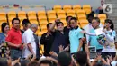 Legenda sepak bola Argentina Diego Maradona (tengah) menyapa penggemarnya saat datang ke Stadion Gelora Bung Karno (GBK), Senayan, Jakarta, Sabtu (29/6/2013). Diego Maradona meninggal dunia pada usia 60 tahun. (Liputan6.com/Helmi Fithriansyah)