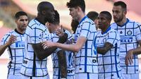 Striker Inter Milan, Romelu Lukaku, merayakan golnya saat menghadapi Torino pada lanjutan Liga Italia di Stadion Olimpico Turin, Minggu (14/3/2021). (AFP/Marco Bertorello)