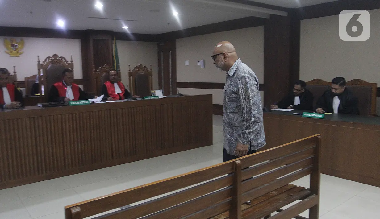 Terdakwa dugaan suap proyek pengadaan di lingkungan PT Krakatau Steel, Karunia Alexander Muskitta menjalani sidang vonis di Pengadilan Tipikor, Jakarta, Senin (11/11/2019). Alexander divonis dua tahun penjara dan denda Rp 50 juta subsider dua bulan kurungan. (Liputan6.com/Herman Zakharia)