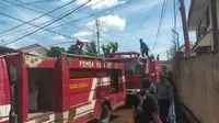 Tiga unit mobil Damkar Pemkot Bitung dan dua mesin pompa air tiba di lokasi dan langsung melakukan pemadaman.