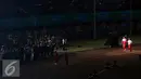 Susi Susanti (kanan) dan Taufik Hidayat disambut puluhan atlet kontingen saat membawa obor api PON XIX Jabar di Stadion Gelora Bandung Lautan Api, Bandung, Sabtu (17/9). PON XIX Jabar berlangsung hingga 29 September. (Liputan6.com/Helmi Fithriansyah)