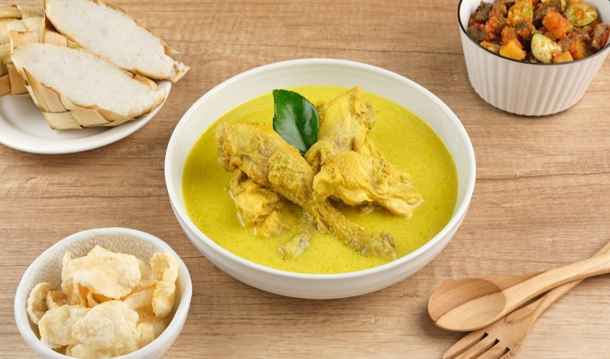 Resep Opor Ayam Bumbu Kuning yang Enaknya Kebangetan, Cobain Yuk!