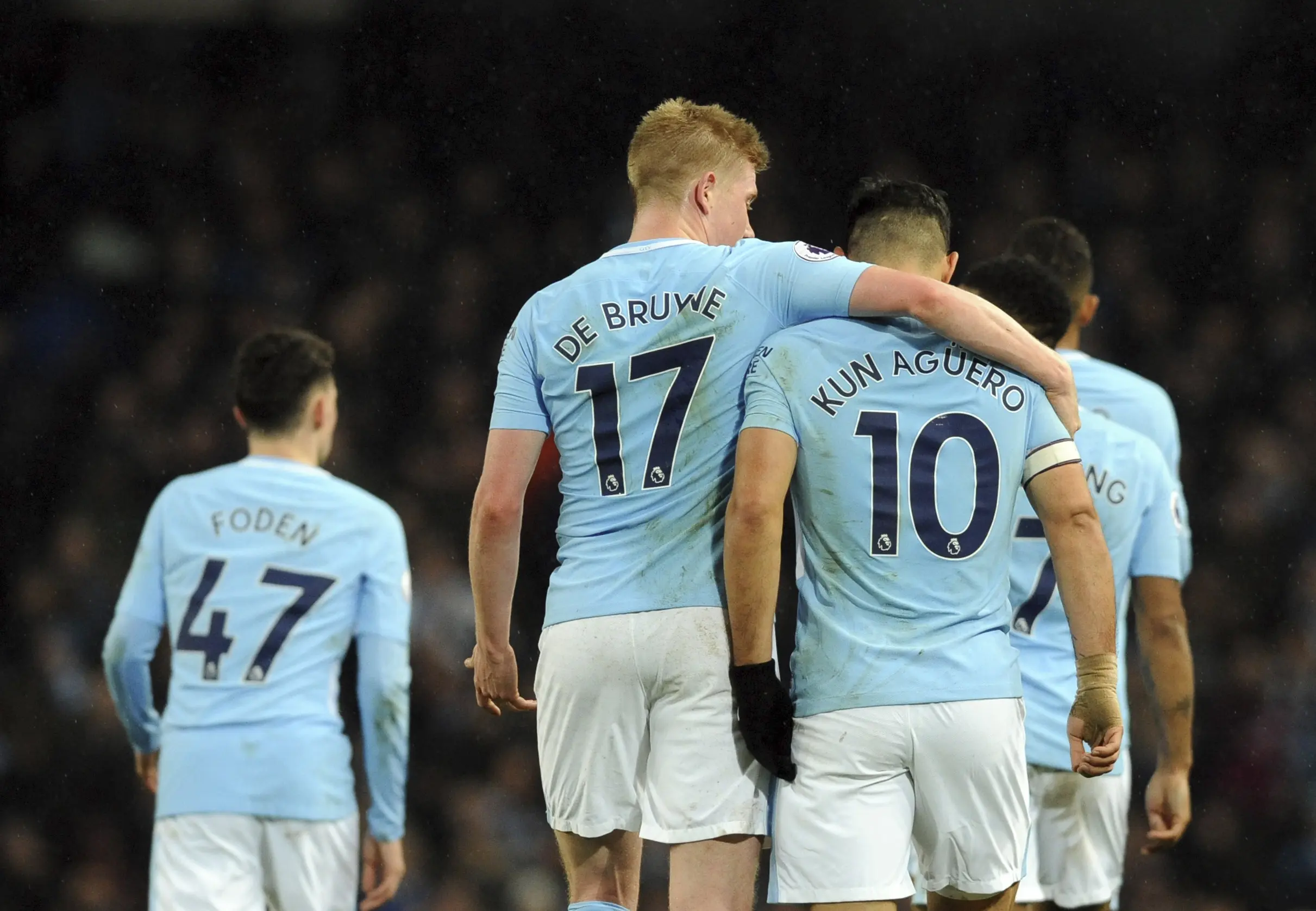 Penyerang Manchester City, Sergio Aguero, merayakan gol bersama Kevin de Bruyne. (AP Photo/Rui Vieira)