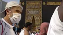 Umat Muslim berdoa di sekitar Kakbah Masjid al-Haram, Makkah, Arab Saudi, Rabu (4/3/2020). Pemerintah Kerajaan Arab Saudi melalui  Wakil Menteri Kesehatan Abdel-Fattah Mashat melarang sementara penduduknya untuk melaksanakan ibadah umrah. (AP Photo/Amr Nabil)