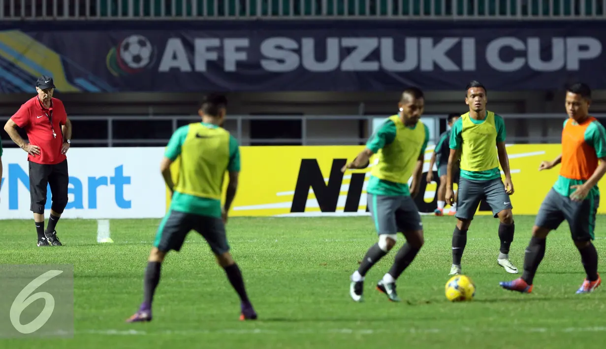 Pelatih Timnas Indonesia, Alfred Riedl (kiri) mengamati sesi latihan jelang final pertama Piala AFF 2016 di Stadion Pakansari, Bogor, Selasa (13/12). Indonesia akan menjamu Thailand, Rabu (14/12). (Liputan6.com/Helmi Fithriansyah)