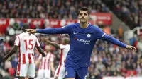Striker Chelsea, Alvaro Morata, melakukan selebrasi usai mencetak gol ke gawang Stoke City pada laga Premier League di Stadion Bet365, Sabtu (23/9/2017). Chelsea menang 4-0 atas Stoke City. (AP/Nigel French)