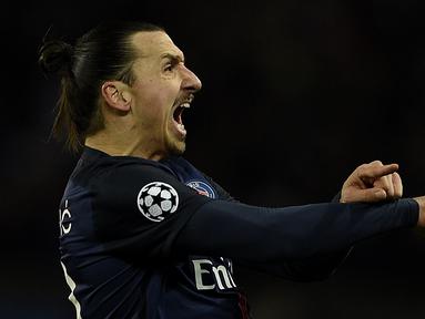 Ekspresi striker Paris Saint-Germain, Zlatan Ibrahimovic, setelah mencetak gol ke gawang Chelsea dalam babak 16 Besar Liga Champions di Stadion Parc des Princes, Paris, (16/2/2016). (AFP/Franck Fife)