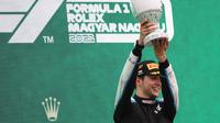 Esteban Ocon meraih kemenangan pertama di F1 usai menjadi juara di GP Hungaria, Minggu 1 Agustus 2021 (AFP)