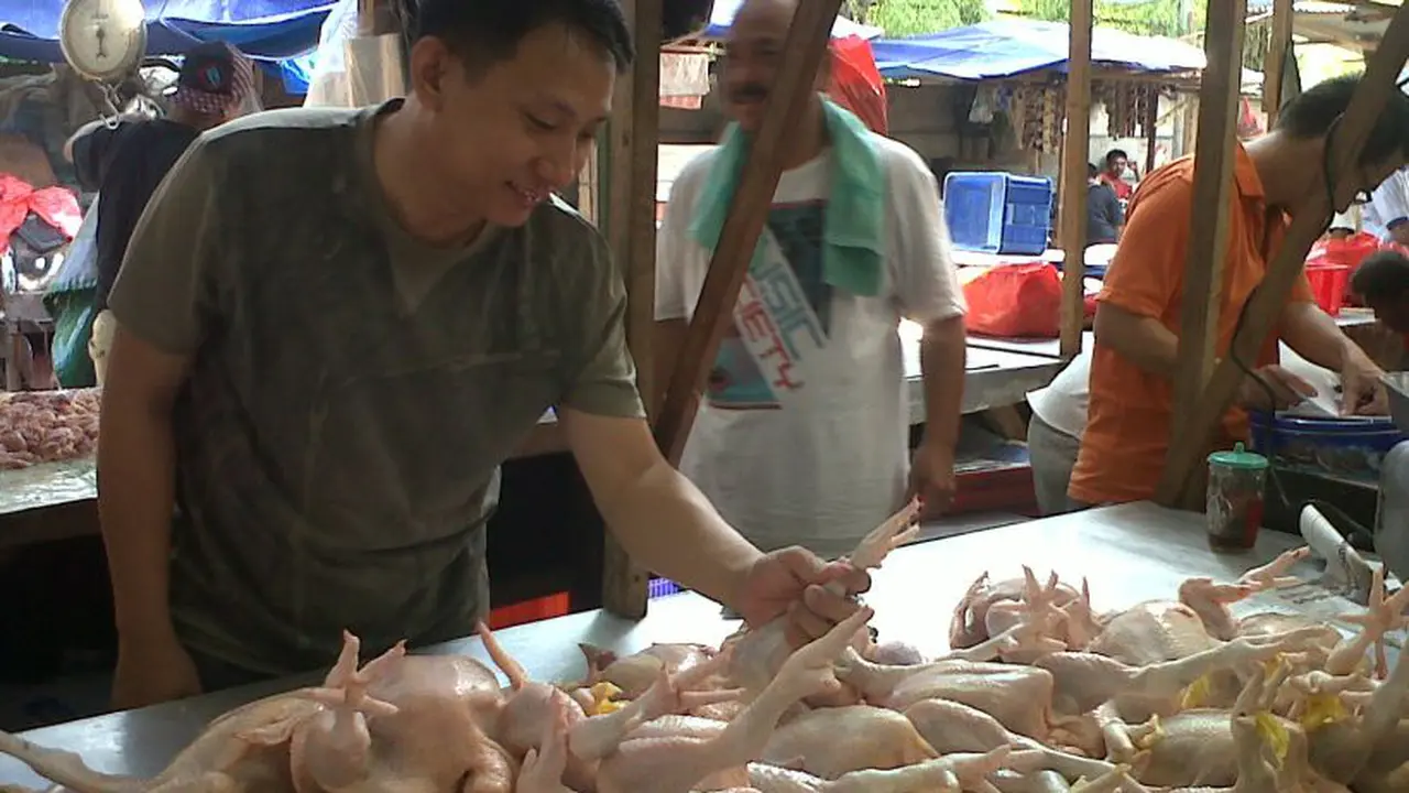 Pedagang daging ayam di Pasar Senen, Jakarta Pusat
