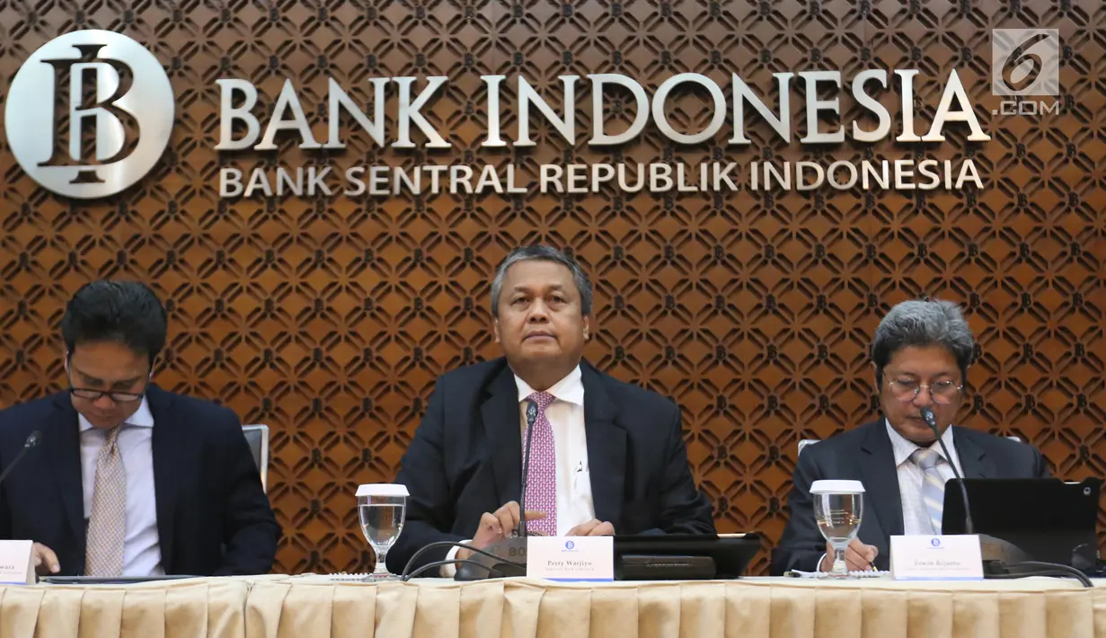 Gubernur Bank Indonesia (BI), Perry Warjiyo (tengah) bersama jajaran saat Rapat Dewan Gubernur di Jakarta, Kamis (21/2). BI kembali menahan suku bunga acuan BI 7-Days Reverse Repo Rate (BI7RRR) di angka 6 persen. (Liputan6.com/Angga Yuniar)