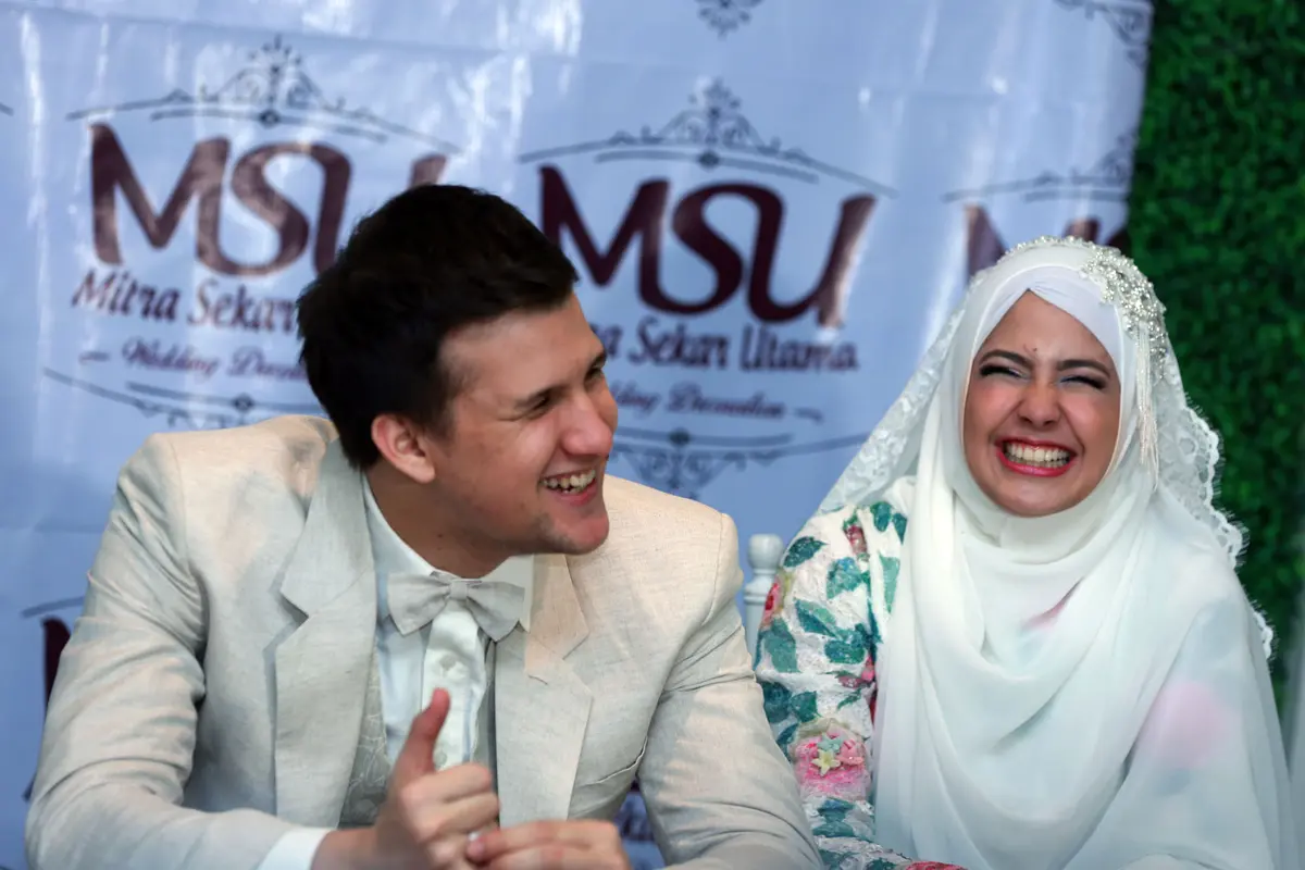 [Bintang] Senyum Pengantin Baru Ala Stuart Collin dan Risty Tagor