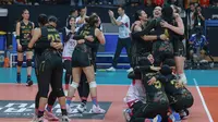 Para pemain Jakarta Popsivo Polwan merayakan kemenangan telak atas Jakarta Pertamina Enduro dengan skor 3-0 sekaligus memastikan tiket ke Grand Final Proliga 2025 seusai berduel di GOR Sritex Arena, Solo, Minggu (4/5/2025). (Bola.com/Radifa Arsa)