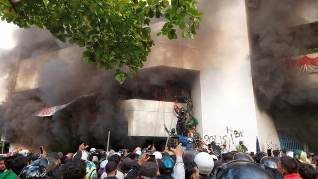 Gedung di depan mako Brimob Kwitang terbakar