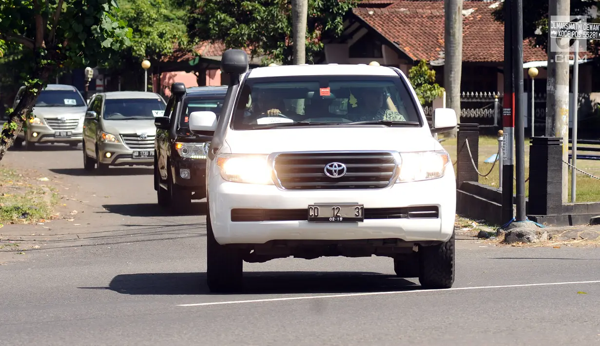 Kendaraan milik kedutaan mengawal rombongan mantan Presiden AS, Barrack Obama keluar dari Pangkalan Udara Adi Sucipto, Yogyakarta, Rabu (28/6). Rencananya, Barack Obama akan berlibur ke candi Prambanan dan Borobudur. (LIputan6.com/Helmi Fithriansyah)