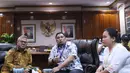 Direktur Pusat Studi Konstitusi FH Universitas Andalas, Feri Anshari (tengah) menjawab pertanyaan bersama Ketua KPU RI, Arief Budiman di Jakarta, Selasa (27/11). Pertemuan untuk menindaklanjuti putusan MK, MA dan PTUN. (Liputan6.com/Helmi Fithriansyah)