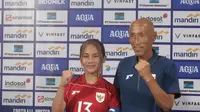 Kapten Timnas Indonesia Putri Shafira Ika Putri (Kiri) bersama pelatih Satoru Mochizuki. Timnas Indonesia menang tipis 1-0 atas Kirgistan pada Kualifikasi Piala Asia Putri 2026. (Muhammad Iqbal Ichsan/Bola.com)