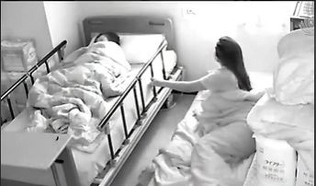 Aksi Maya terekam CCTV saat ia tengah tertidur di sebelah majikannya yang sudah lansia dan terbaring lemah.