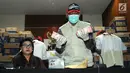 Wakil Ketua KPK Basariah dan Petugas KPK menunjukkan barang bukti OTT uang senilai Rp8 miliar di gedung KPK, Jakarta, Kamis (28/3). KPK menetapkan anggota DPR dari fraksi Partai Golkar Bowo Sidik Pangarso (BSP) Indung selaku pihak swasta dan orang kepercayaan Bowo. (merdeka.com/Dwi  Narwoko)