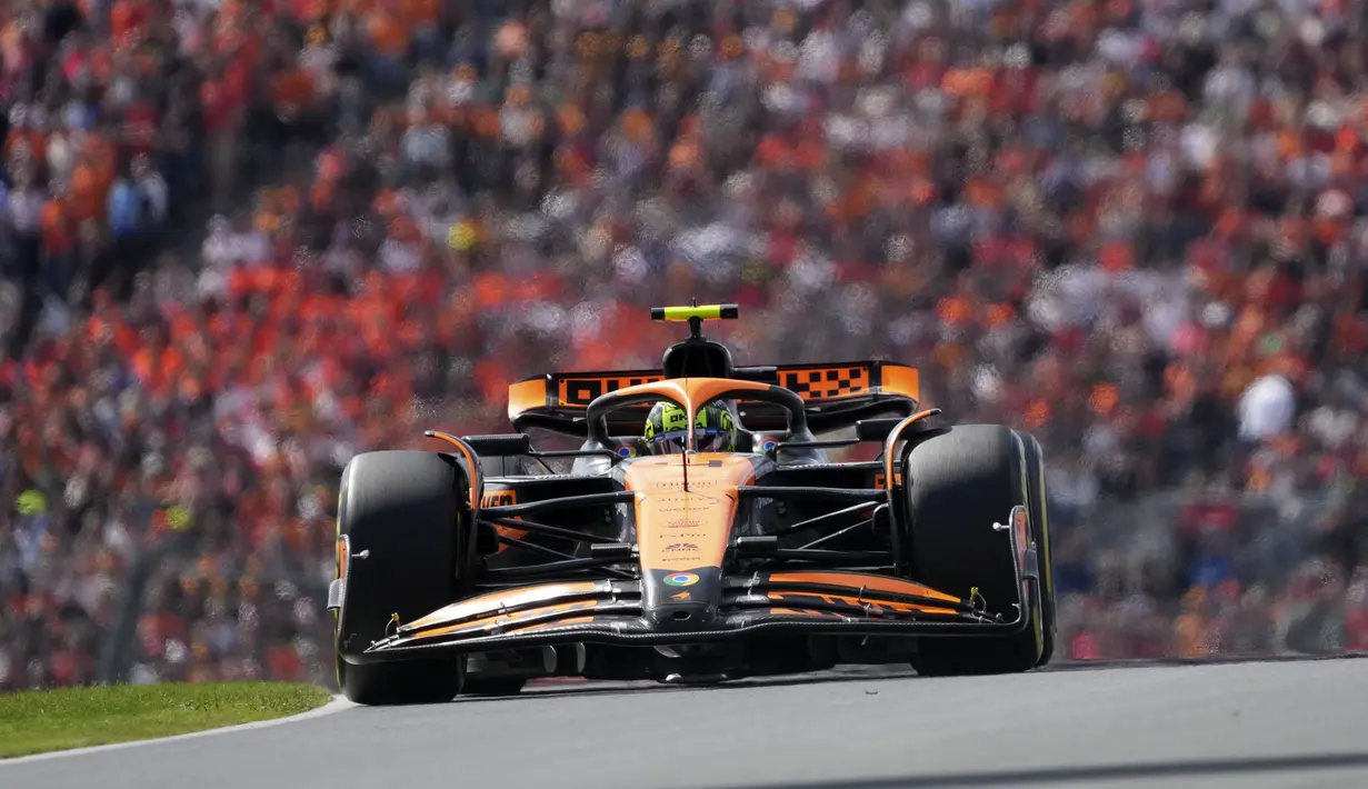Pembalap McLaren, Lando Norris memacu mobilnya saat Formula 1 GP Belanda yang berlangsung di Sirkuit Zandvoort, Belanda, Minggu (26/08/2024) malam WIB. (AP Photo/Peter Dejong)