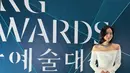 Kim Go Eun mengenakan long dress putih off shoulder lengan panjang dari Leah da Gloria dipadukan kalung silvernya. [@ggonekim]