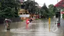 Hujan yang melanda Jakarta dan sekitarnya menyebabkan banjir di kawasan Bekasi, Senin (9/2/2015). (Liputan6.com/Panji Diksana)