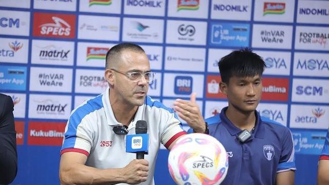 Fabio Lefundes sebagai pelatih Persita Tangerang memberi keterangan pers di BRI Liga 1 2024/2025 (c) PT LIB5
