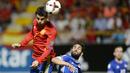 Pemain Spanyol, Alvaro Morata berduel dengan pemain Liechtenstein Michele Polverino pada kualifikasi piala dunia 2018 di Reyno de Leon Stadium, Leon (6/9/2016) dini hari WIB. (AFP/ Miguel Riopa)