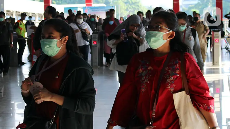 Virus Corona Masuk Indonesia, Warga di Jakarta Beraktivitas Pakai Masker