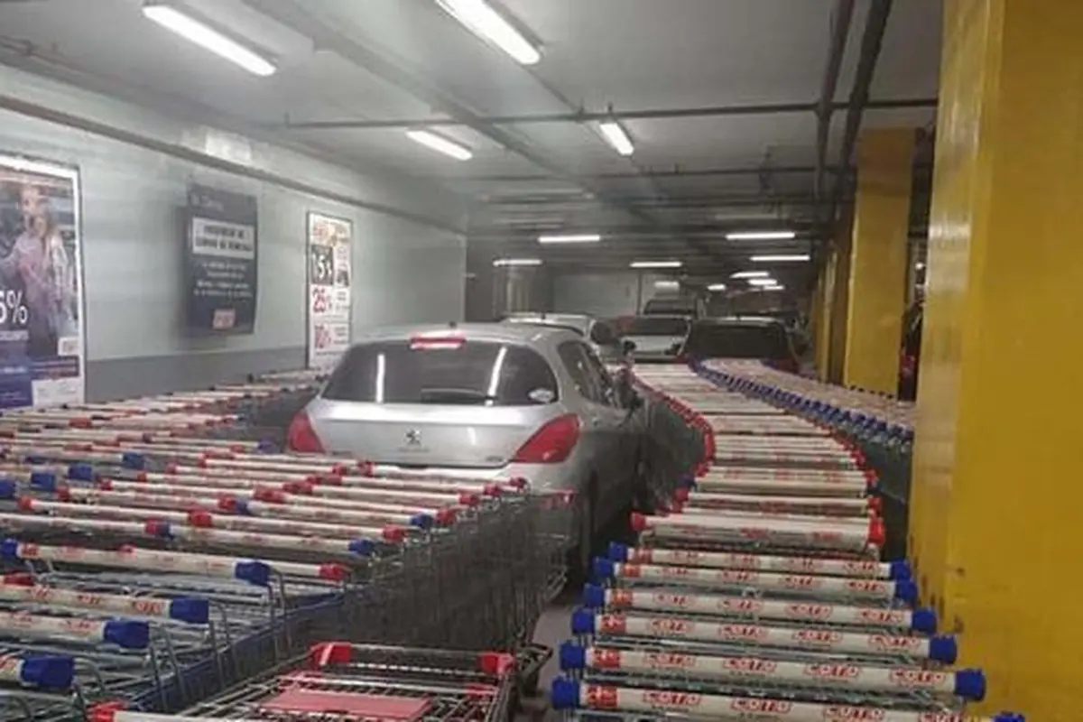 Parkir di Area Troli, Mobil Ini Dikerjai Habis-habisan